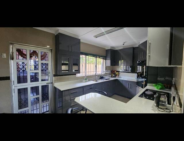 3 BEDROOM HOUSE FOR SALE IN CRAIGIEBURN